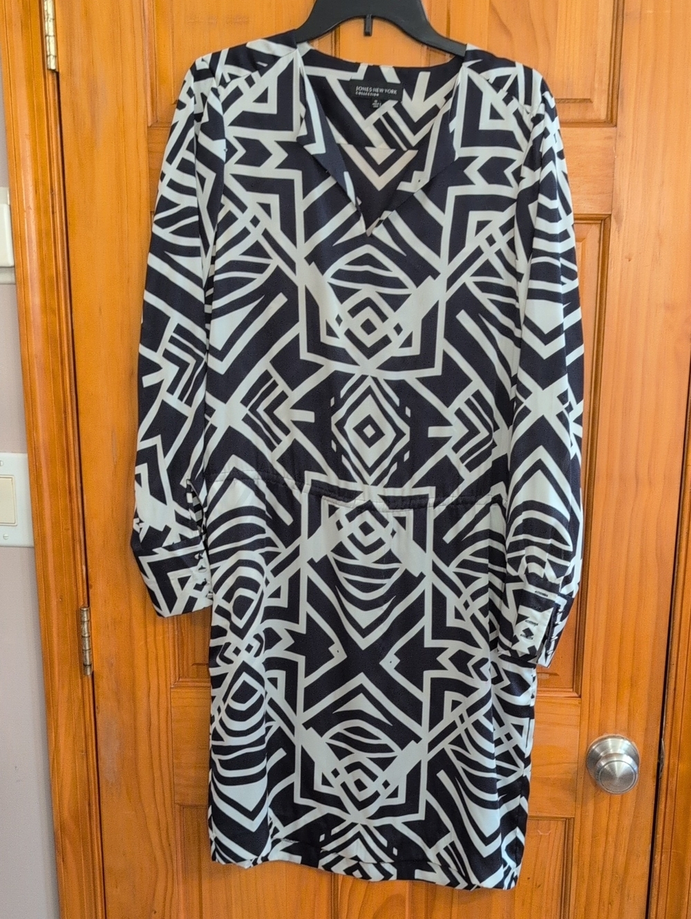Jones New York Black and White Geometric V-Neck Long Sleeve Dress